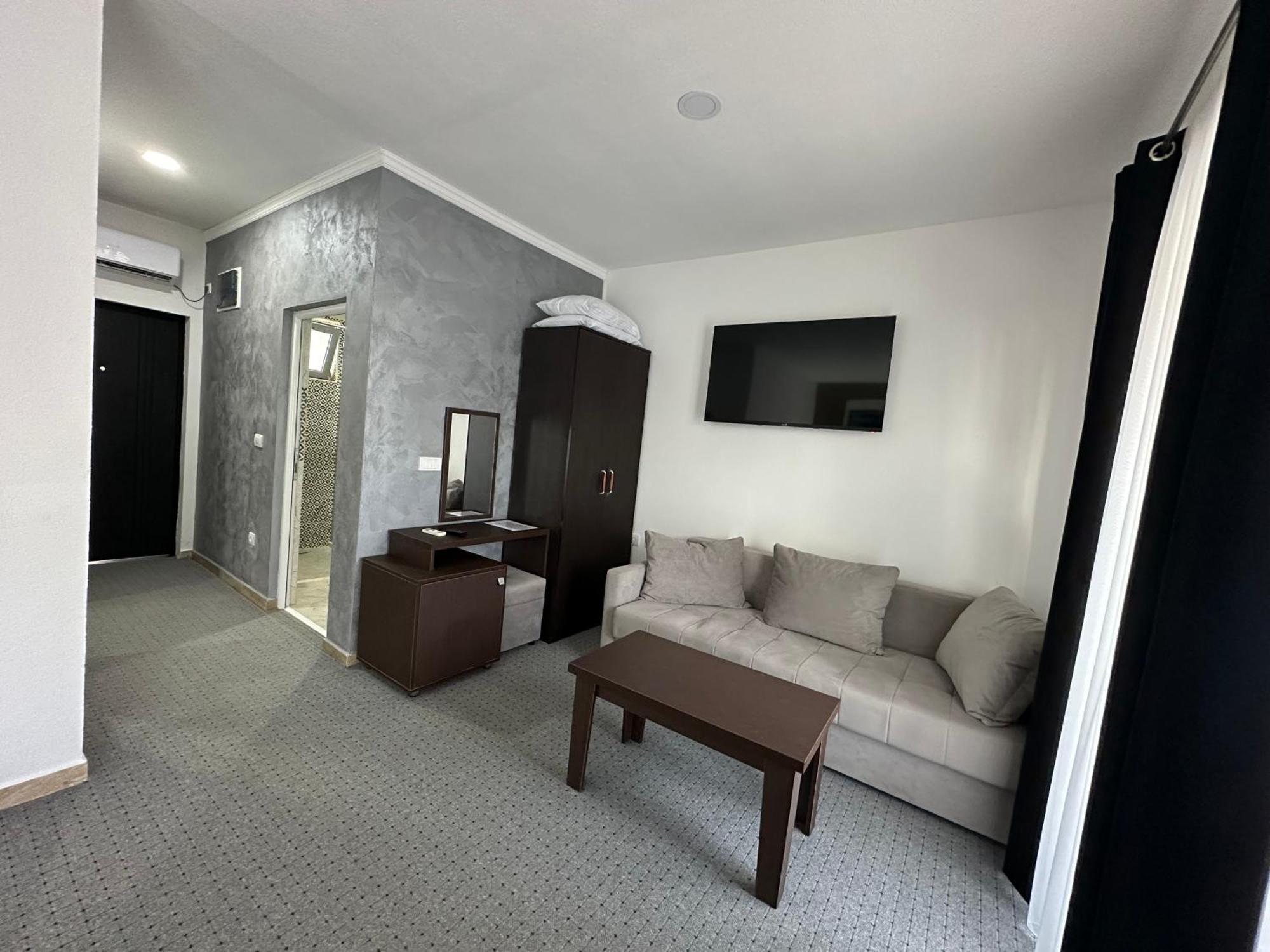 Hotel Halibas ウルツィニ エクステリア 写真